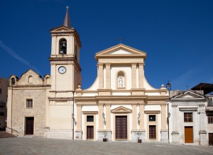 Chiesa Madre dell'Immacolata con a sinistra l'Oratorio del sacramento e a destra l'Oratorio della Madonna del Rosario              